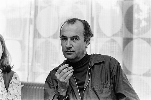 512px-Persconferentie_van_Italiaanse_componist_Luigi_Mono_in_Hilversum_Luigi_Mono_(ko,_Bestanddeelnr_923-6002